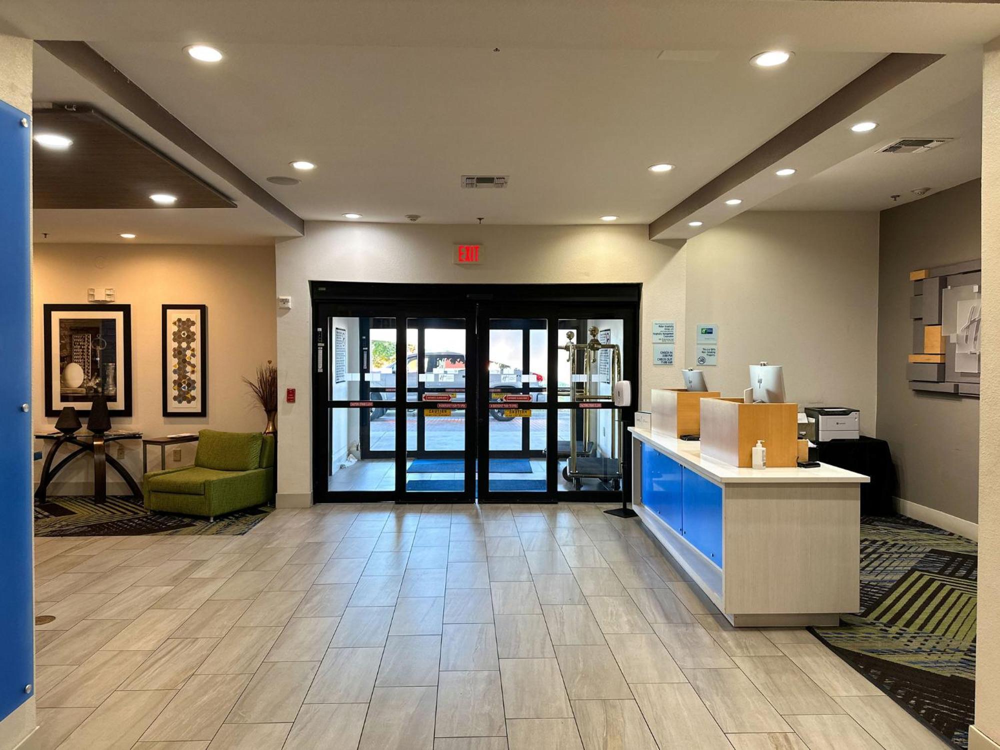 Holiday Inn Express Hotel & Suites Ennis By Ihg Exterior photo
