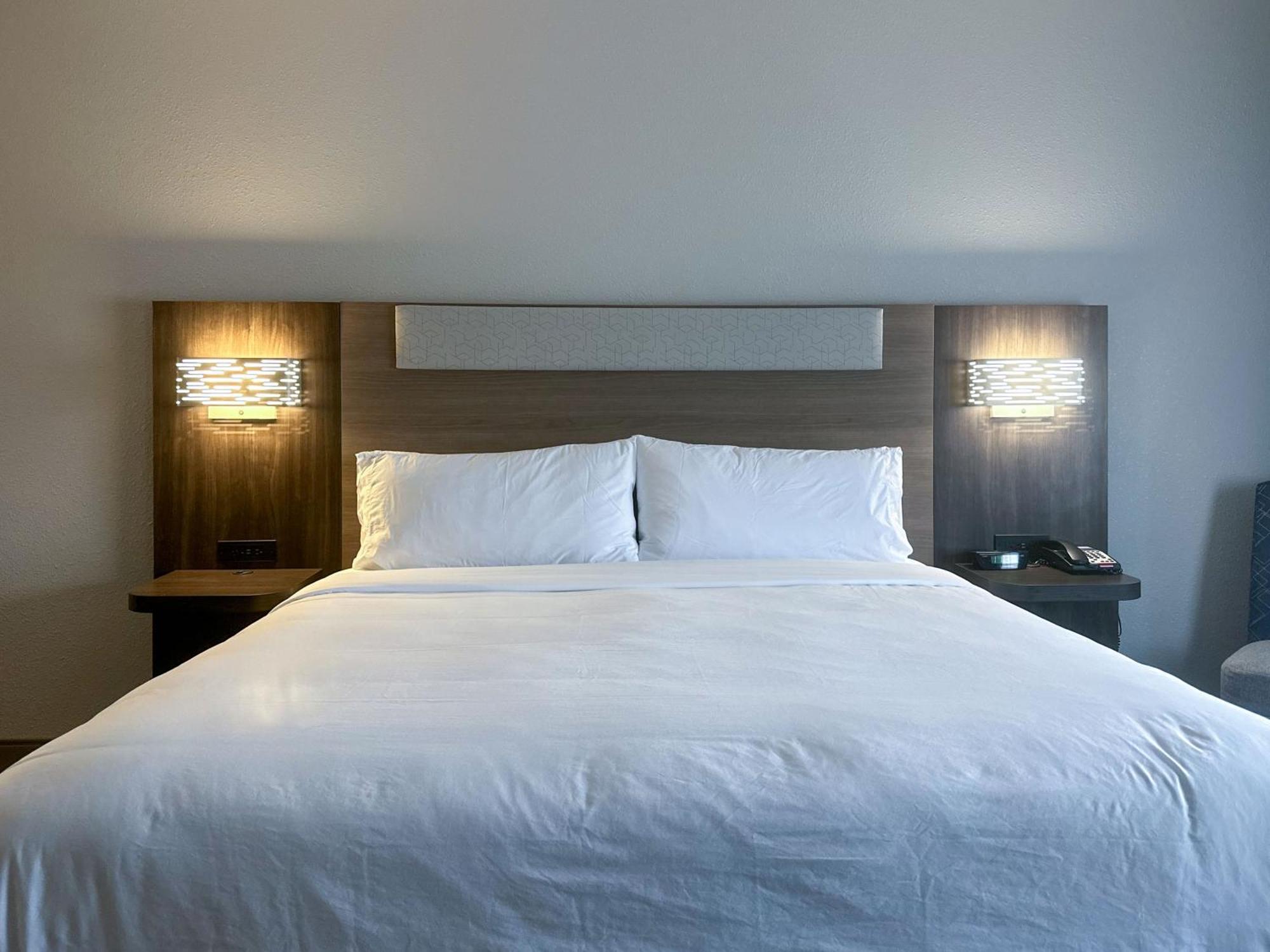 Holiday Inn Express Hotel & Suites Ennis By Ihg Exterior photo