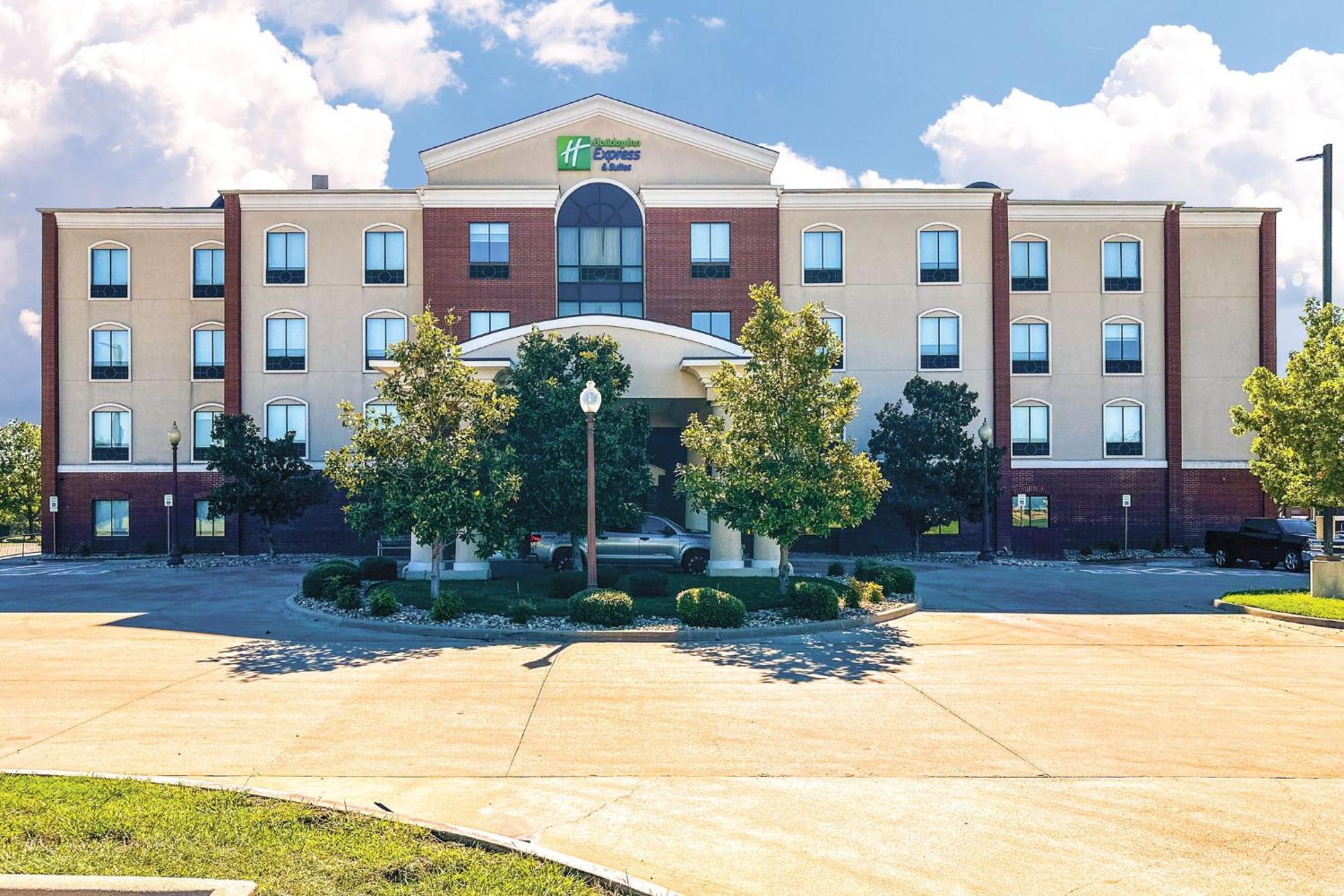 Holiday Inn Express Hotel & Suites Ennis By Ihg Exterior photo