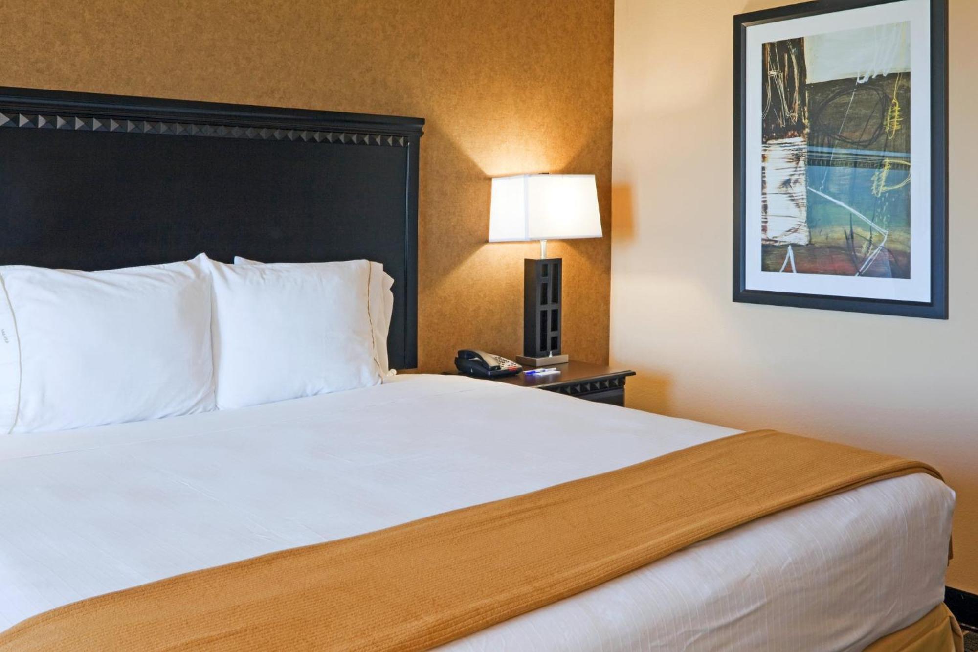 Holiday Inn Express Hotel & Suites Ennis By Ihg Exterior photo