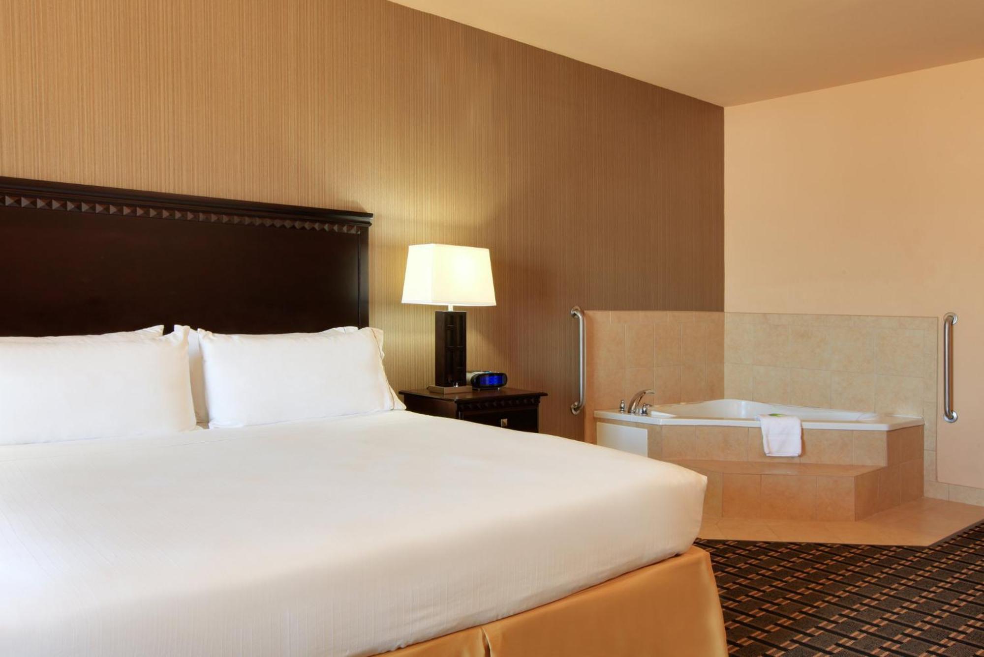 Holiday Inn Express Hotel & Suites Ennis By Ihg Exterior photo