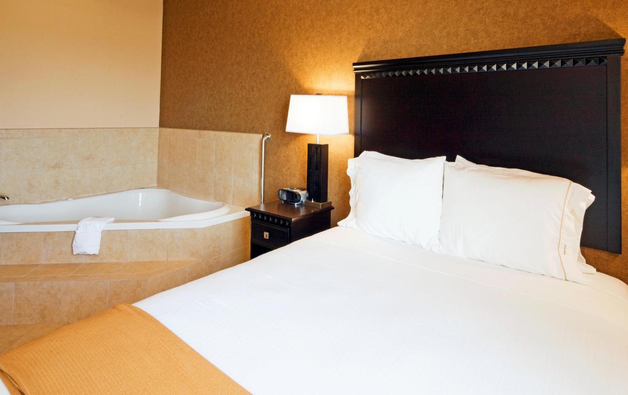 Holiday Inn Express Hotel & Suites Ennis By Ihg Exterior photo